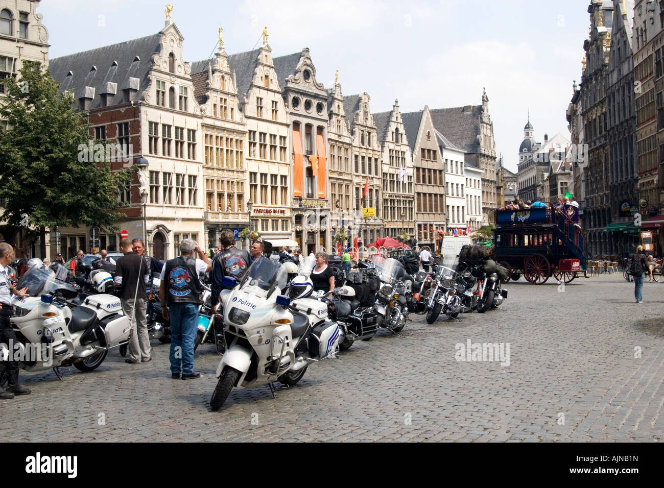 Polizei und Biker auf dem Grote Markt Platz, Antwerpen, Belgien Stockfoto