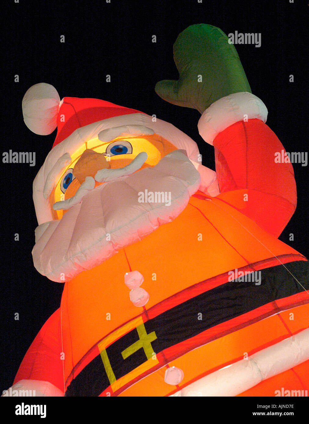 SANTA CLAUS AUFBLASEN ST NICKOLAS, SPIELZEUG, LÄCHELND. WEIHNACHTSTAG. WEIHNACHTS-DEKORATION Stockfoto