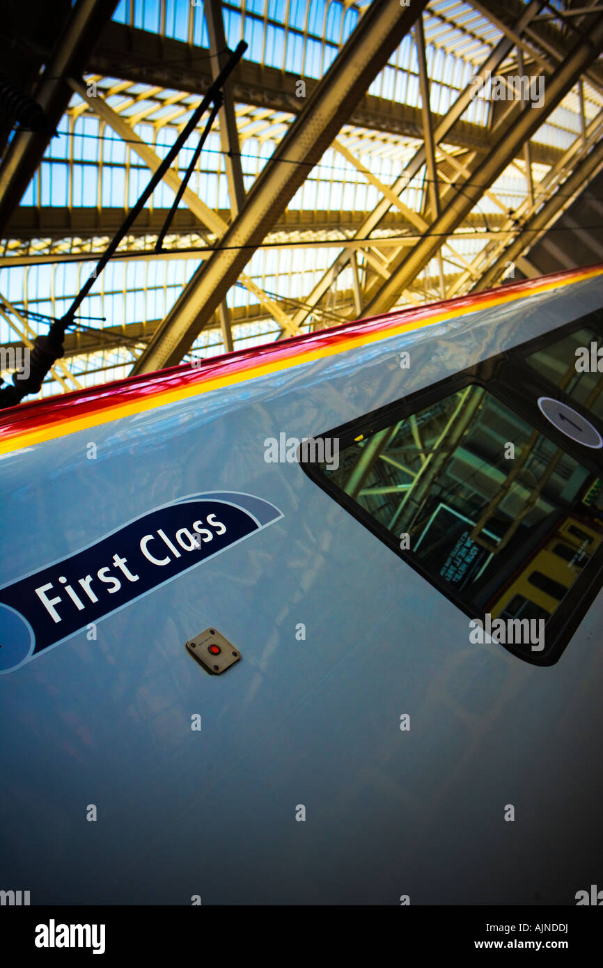 TRAINIEREN SIE IN GLASGOW CENTRAL STATION Stockfoto