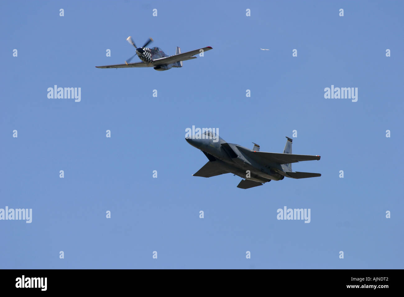 North American P-51C/D Mustang und McDonnell Douglas Boeing F - 15C Eagle Stockfoto