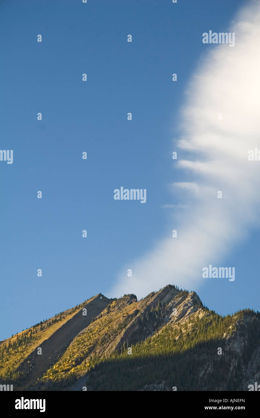 Wolke über Berggipfel, Kootenay Plains, Alberta, Kanada Stockfoto