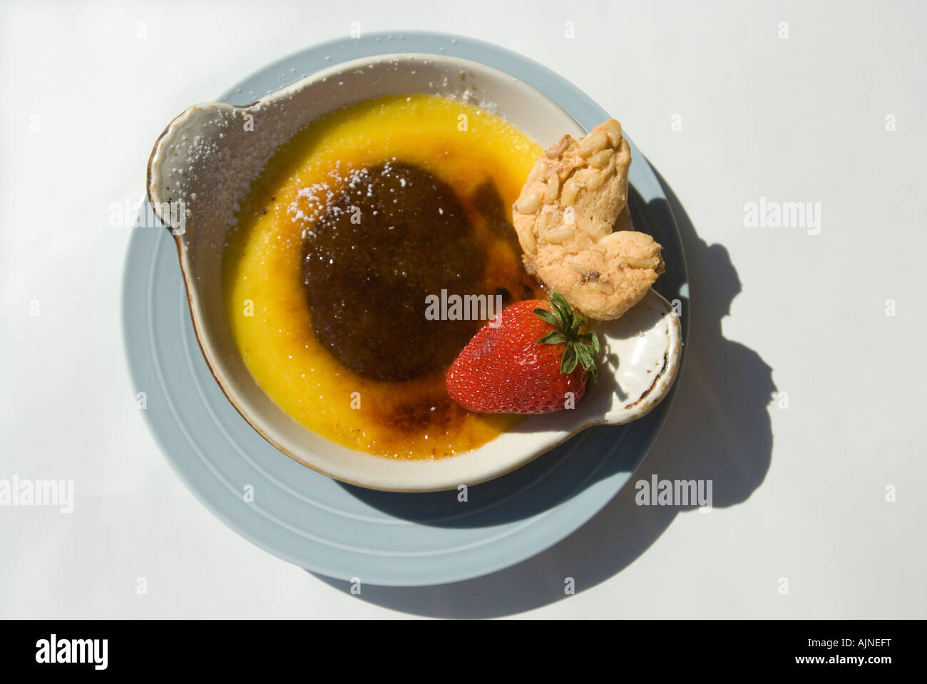 Crème Brûlée mit Erdbeeren dessert Stockfoto