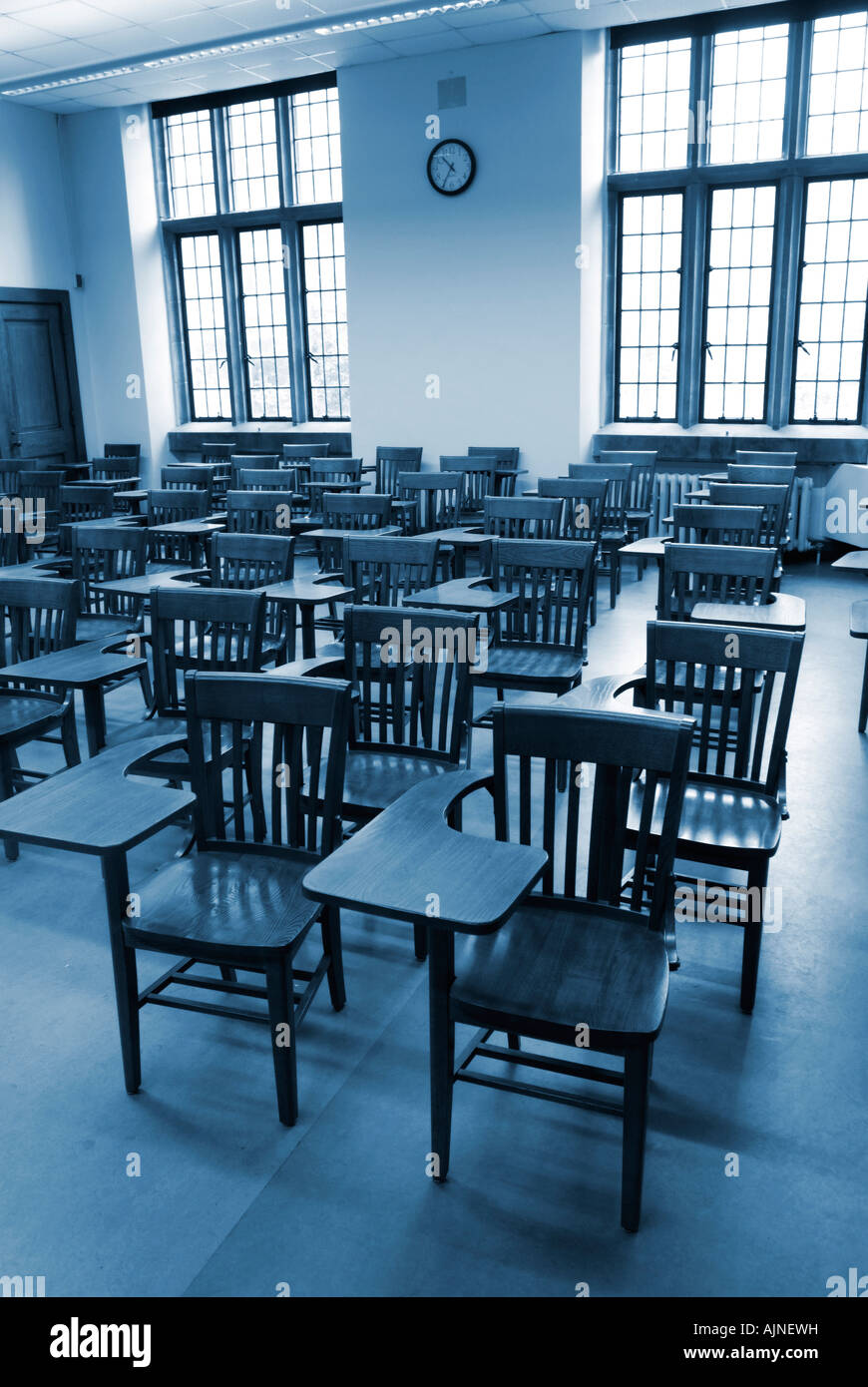 College-Klassenzimmer mit alten altmodischen antiken hölzernen Schreibtisch Stühle Stockfoto