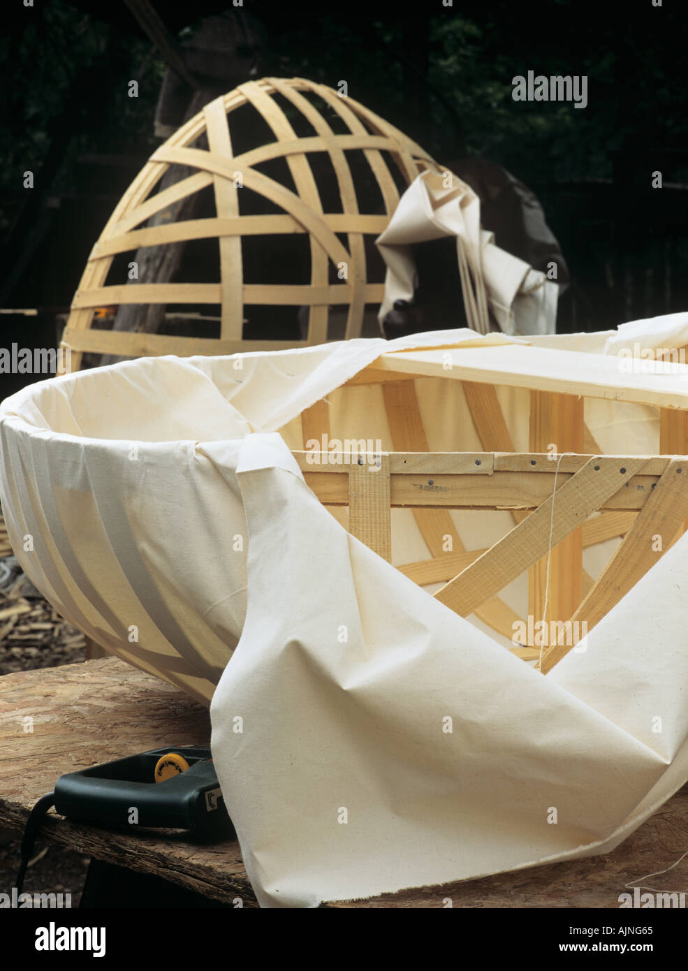 CORACLE Gebäude Baumwolle Kattun Kursmaterial wird gedehnt und gefaltet Runde Asche Holz Rahmen der Boot dann geheftet Stockfoto