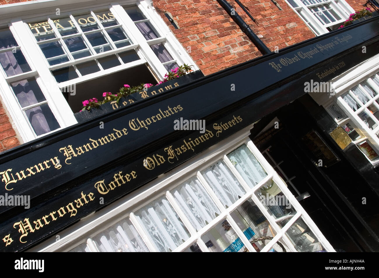 Ihr älteste Apotheke Shoppe in England und Lavendel Tee Zimmer in Knaresborough North Yorkshire UK Stockfoto