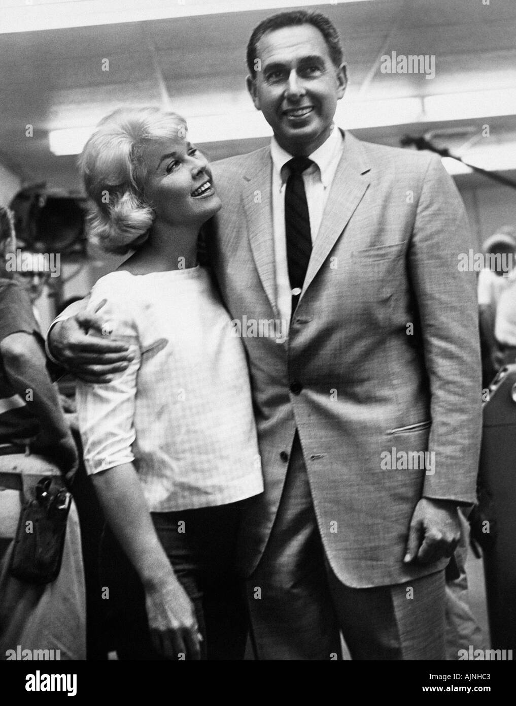 DORIS DAY mit Ehemann Marty Melcher am Set, dass Hauch von Nerz 1962 Stockfoto