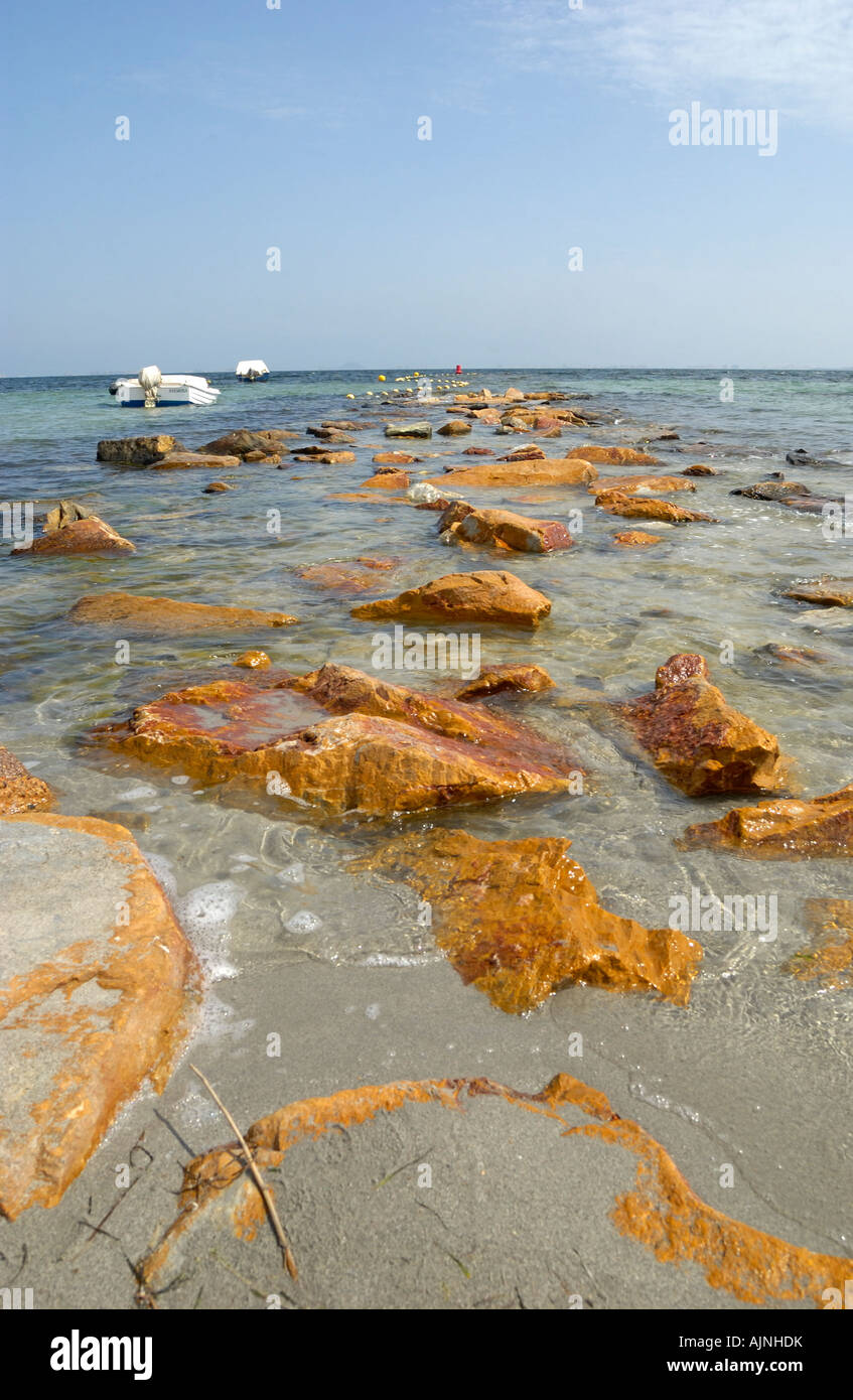 Felsen in der flachen Salzwasser-Lagune, bekannt als das Mar Menor (kleines Meer) in Los Alcazares, Murcia, Ostküste von Spanien Stockfoto
