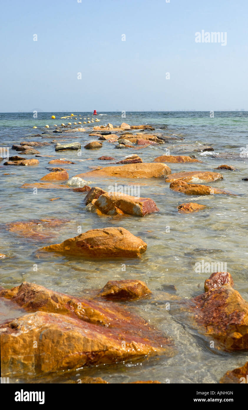 Felsen in der flachen Salzwasser-Lagune, bekannt als das Mar Menor (kleines Meer) in Los Alcazares, Murcia, Ostküste von Spanien Stockfoto