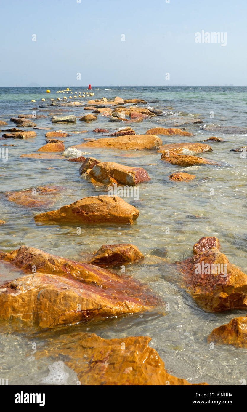 Felsen in der flachen Salzwasser-Lagune, bekannt als das Mar Menor (kleines Meer) in Los Alcazares, Murcia, Ostküste von Spanien Stockfoto