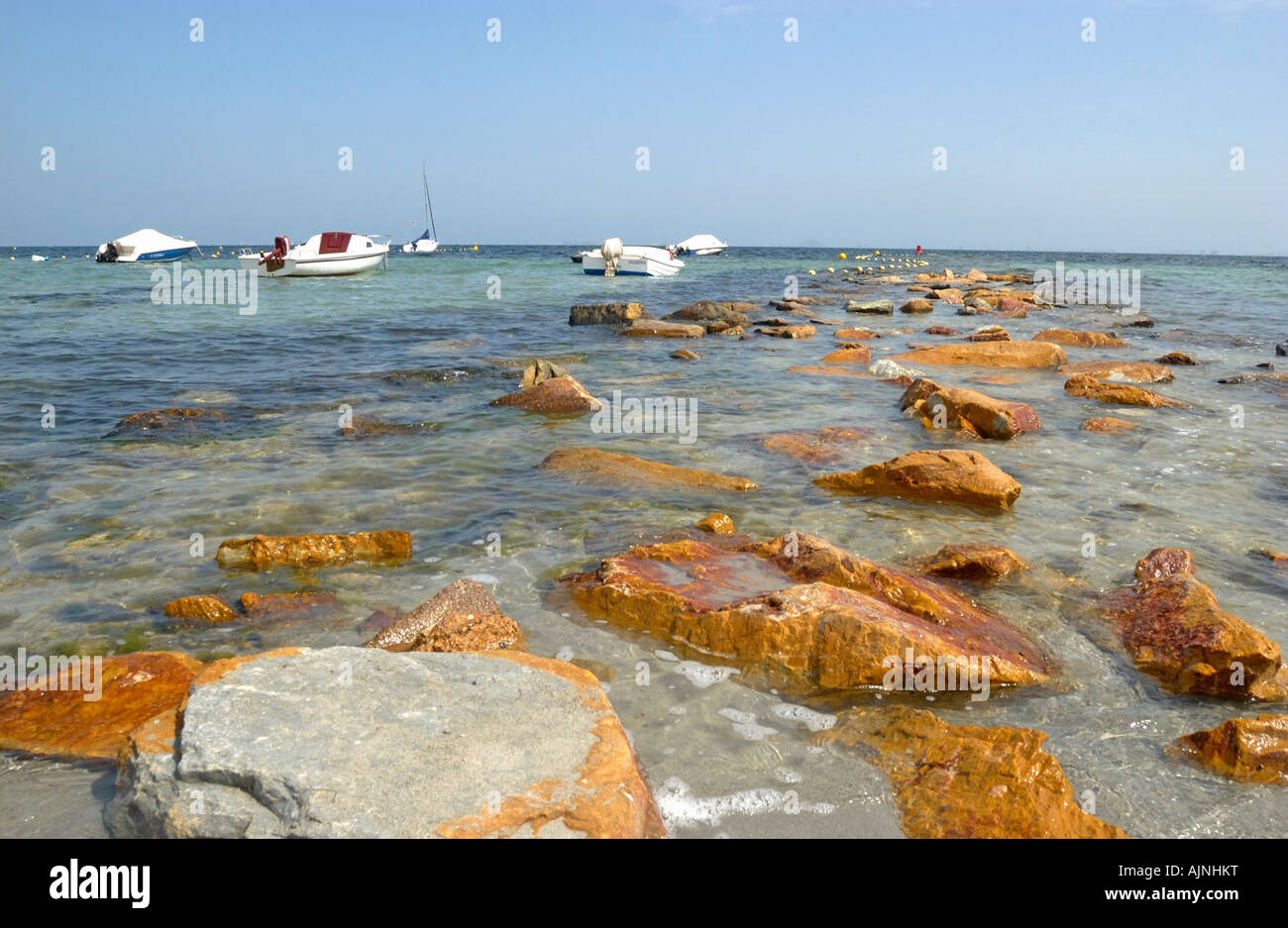 Felsen in der flachen Salzwasser-Lagune, bekannt als das Mar Menor (kleines Meer) in Los Alcazares, Murcia, Ostküste von Spanien Stockfoto