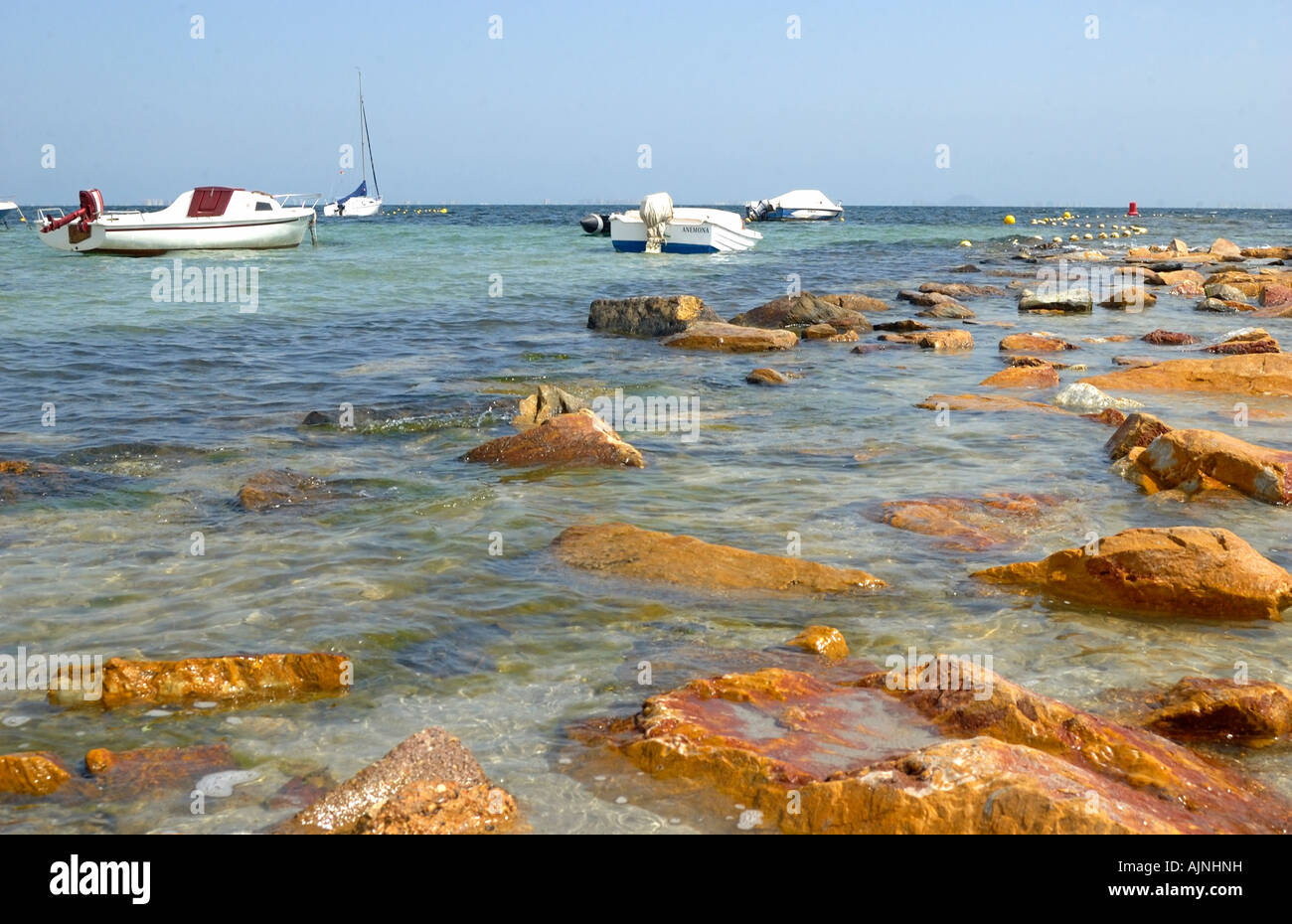 Felsen in der flachen Salzwasser-Lagune, bekannt als das Mar Menor (kleines Meer) in Los Alcazares, Murcia, Ostküste von Spanien Stockfoto