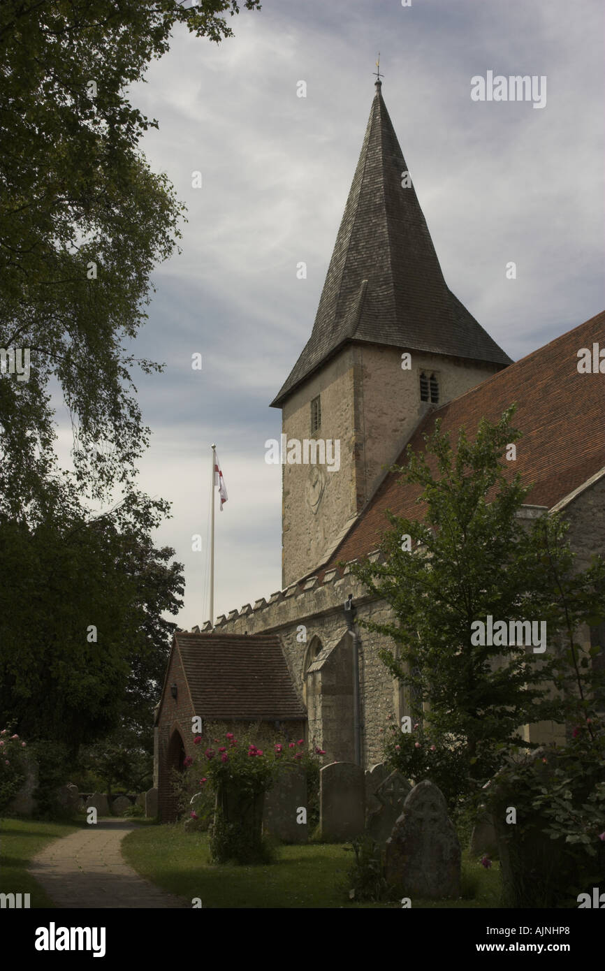 Holy Trinity Church, High Street, Bosham, West Sussex, England, UK - Flagge von St. George fliegt im Hintergrund Stockfoto