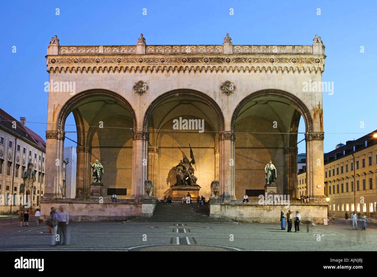 Europa Deutschland Bayern München Illumated Gebäude Feldherrnhalle Denkmal quadratische Odeonsplatz Nachtlichter Stockfoto