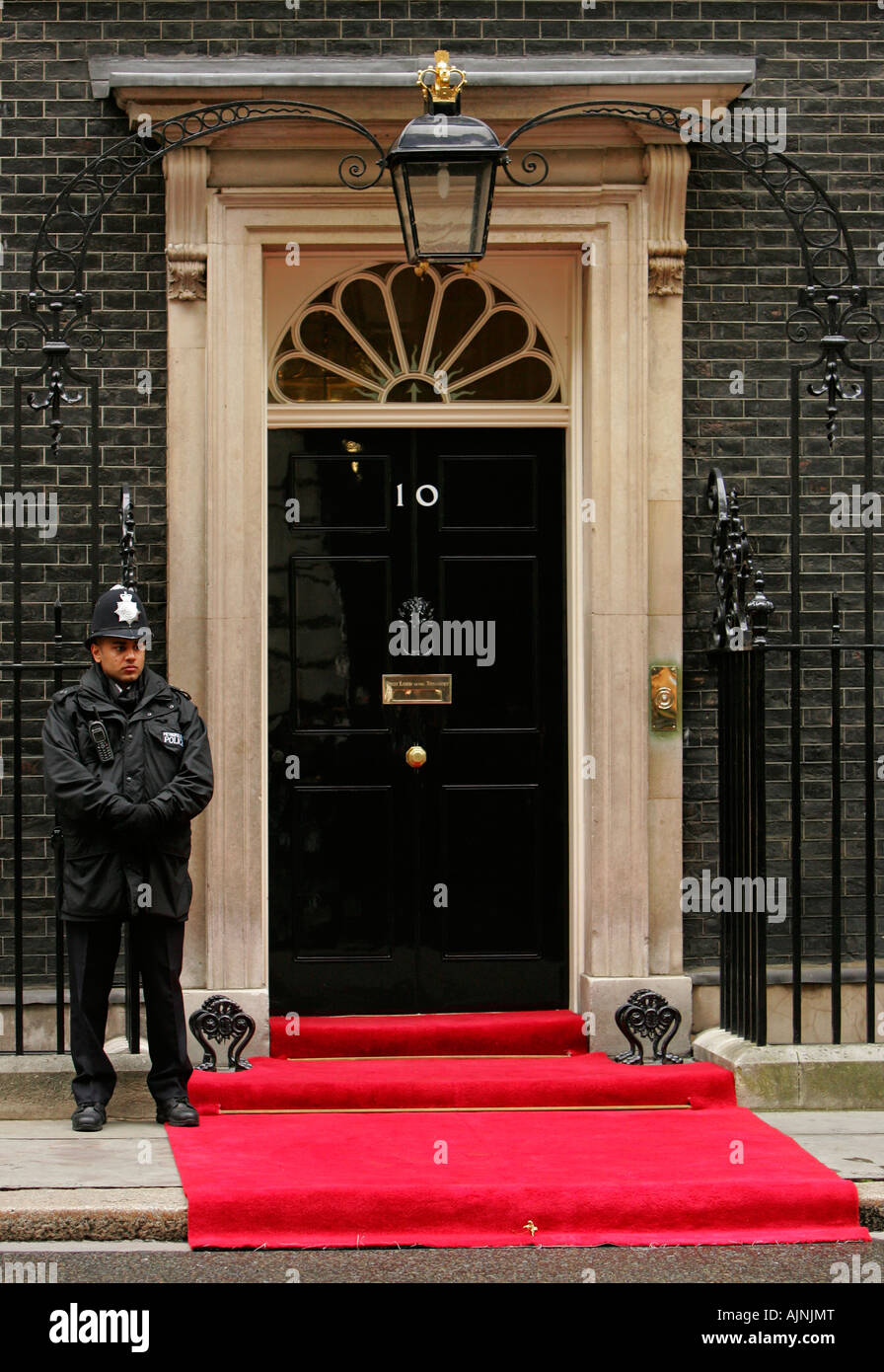 Ein Polizist im Dienst vor der Tür der Nummer 10 Downing Street, der Heimat des britischen Premierministers. Stockfoto
