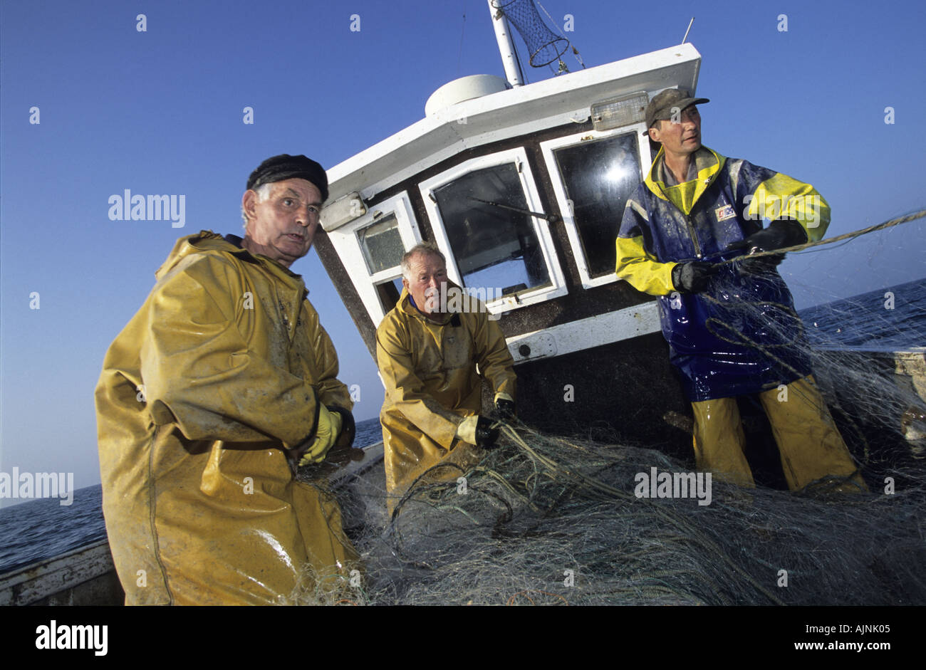 Fischer bringen in einer Seezunge fangen Hastings England Stockfoto