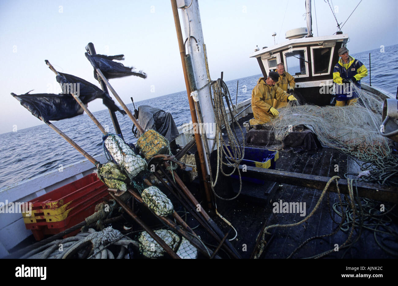 Fischer ziehen in Treibnetzen im Ärmelkanal, Hastings, England Stockfoto
