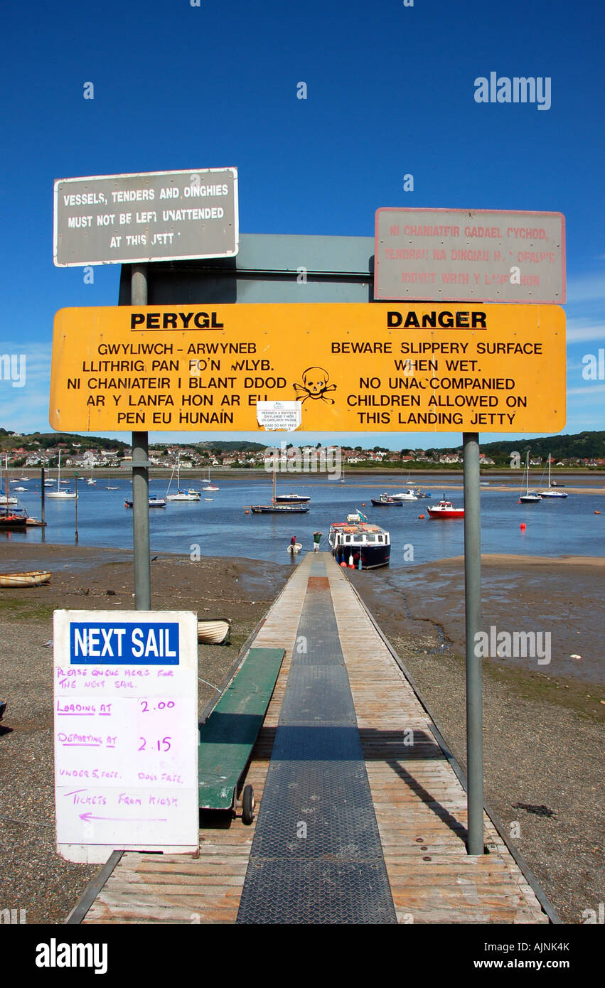 Steg / Slipanlage mit Warnung unterschreibt bei Conwy, Nordwales Stockfoto