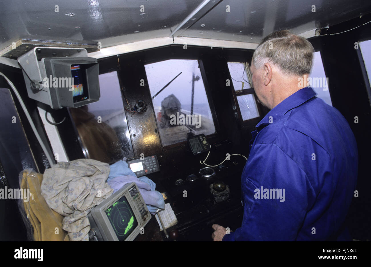 Fischer bei einer MSC zertifiziert nachhaltigen Dover sole Fischerei Hastings England Stockfoto