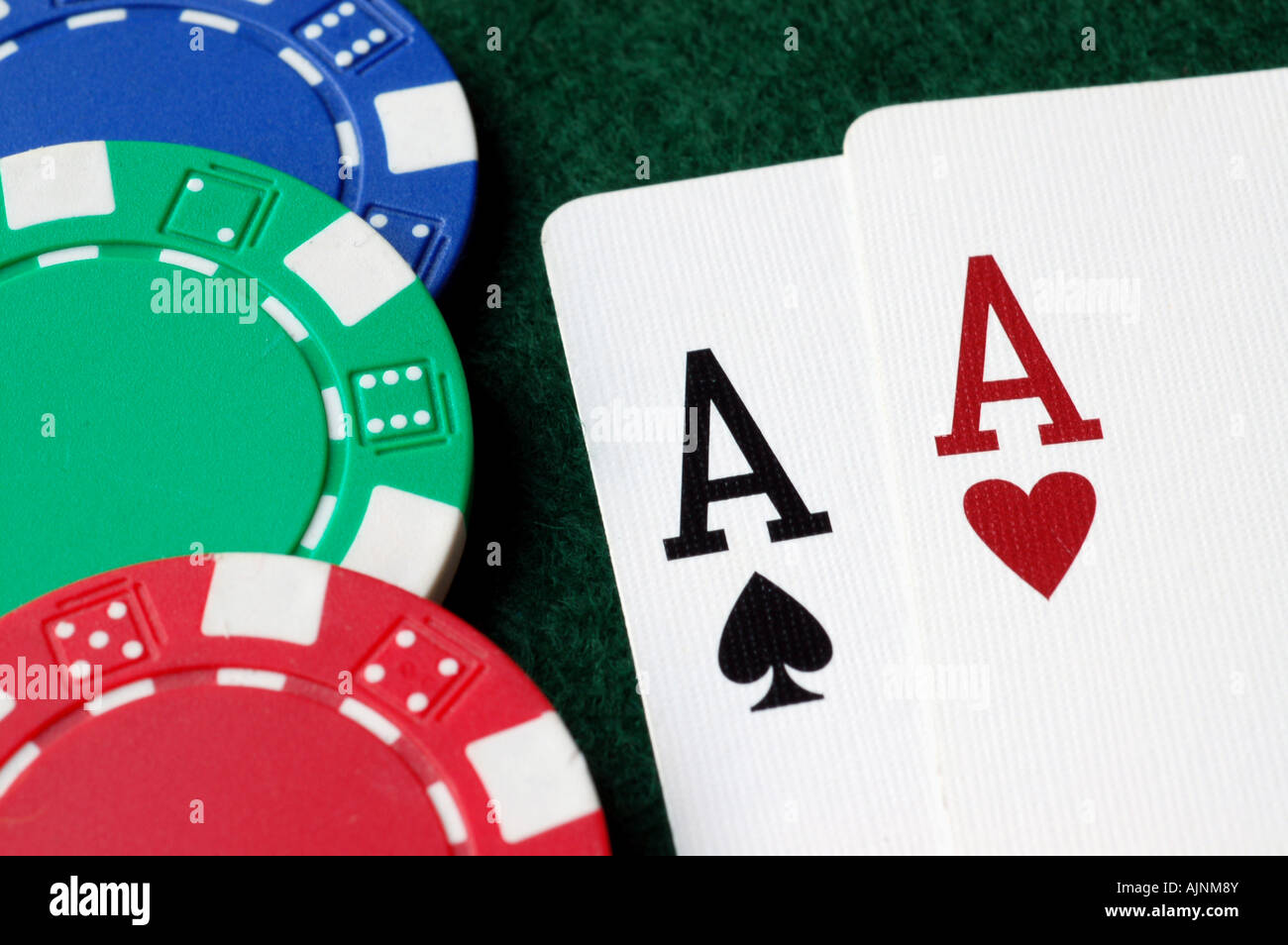 Poker-Chips und ein paar Asse Stockfoto