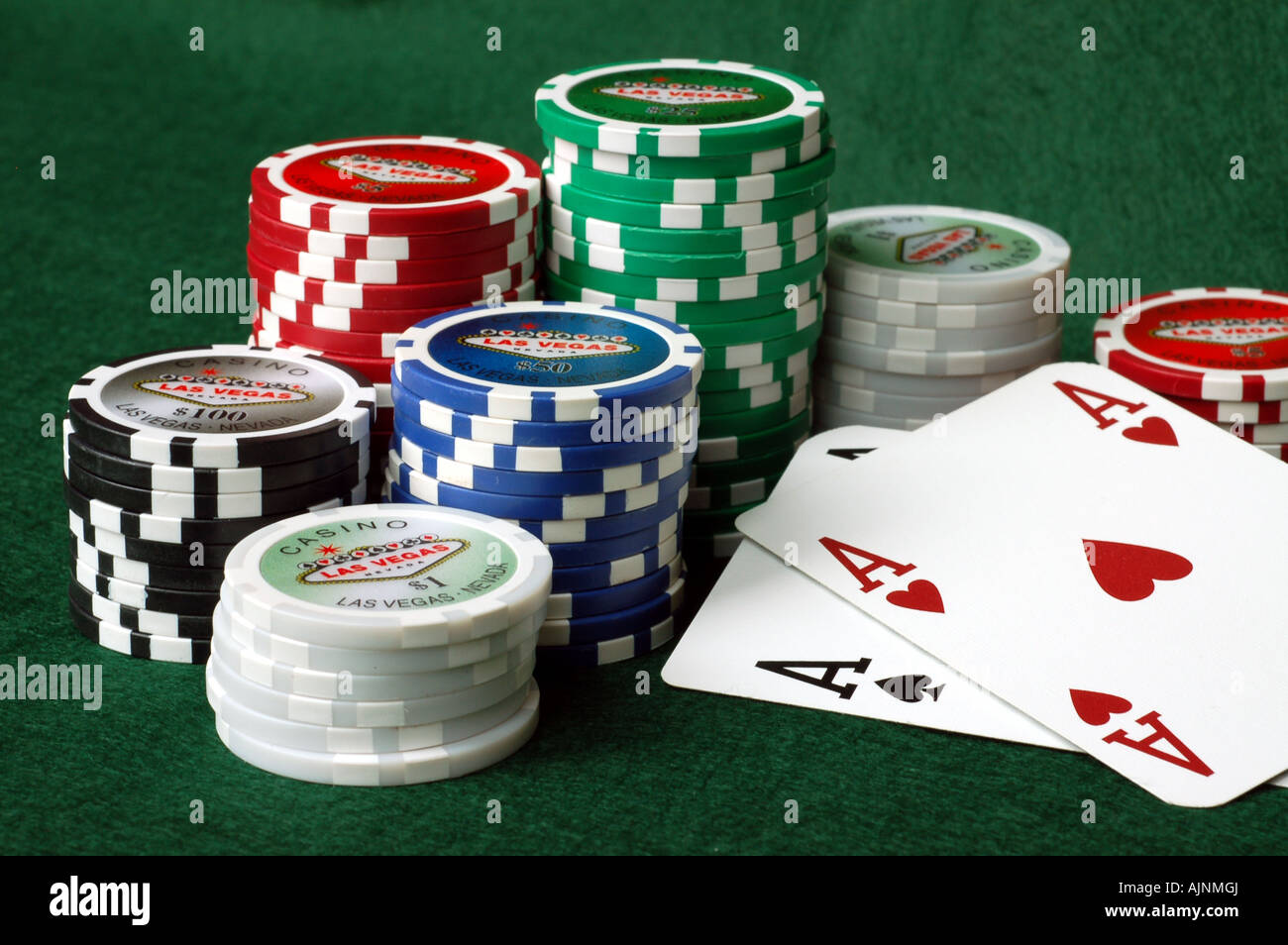 Pokerchips und Spielkarten Stockfoto