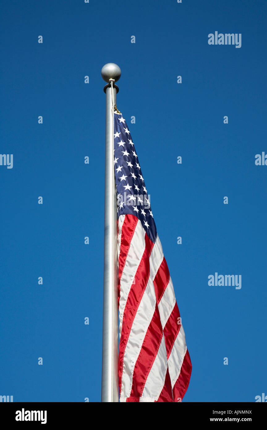 Vertikale der amerikanischen Flagge am Fahnenmast Stockfoto