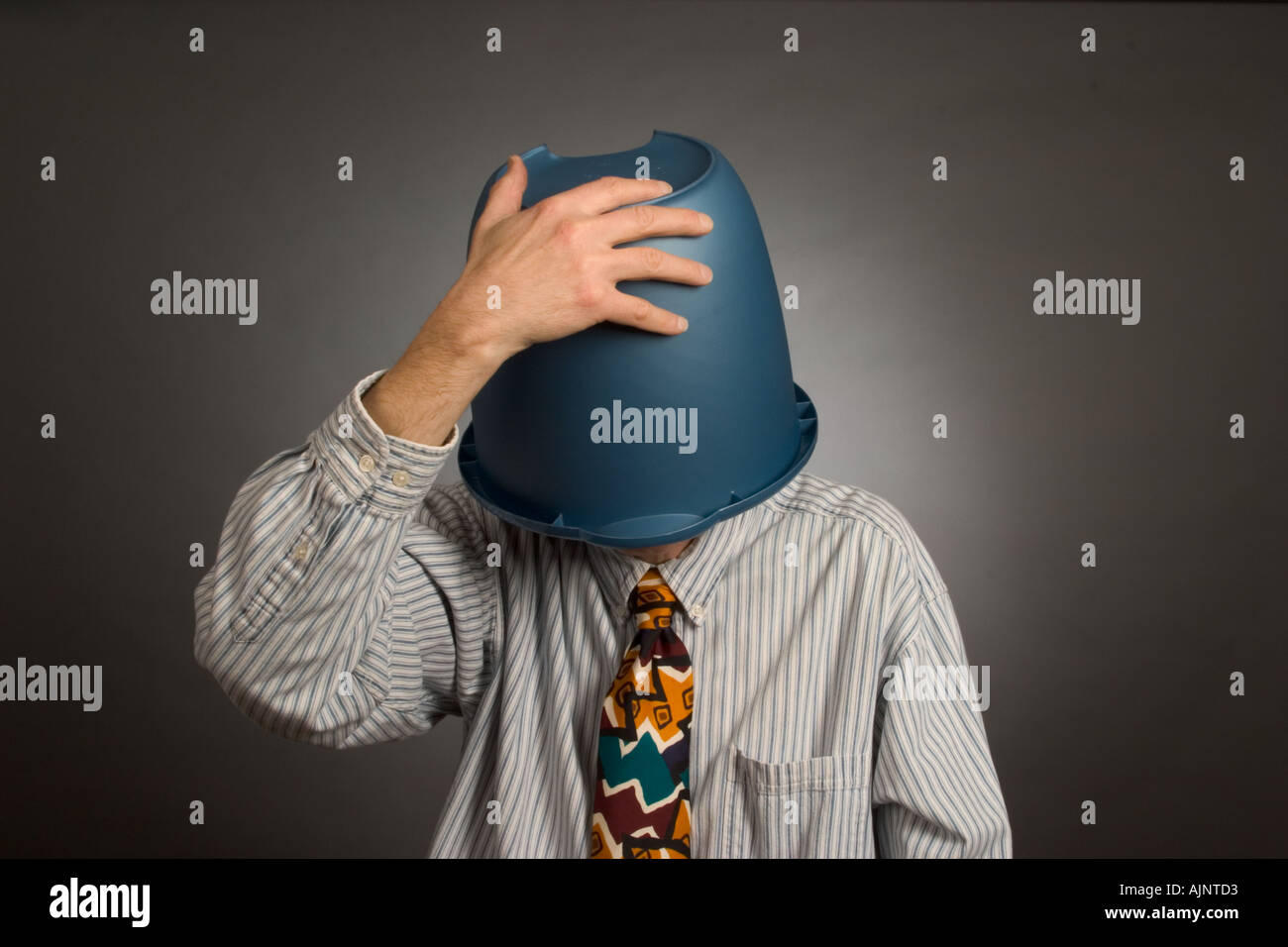 Mann mit einem Eimer auf dem Kopf Stockfotografie - Alamy