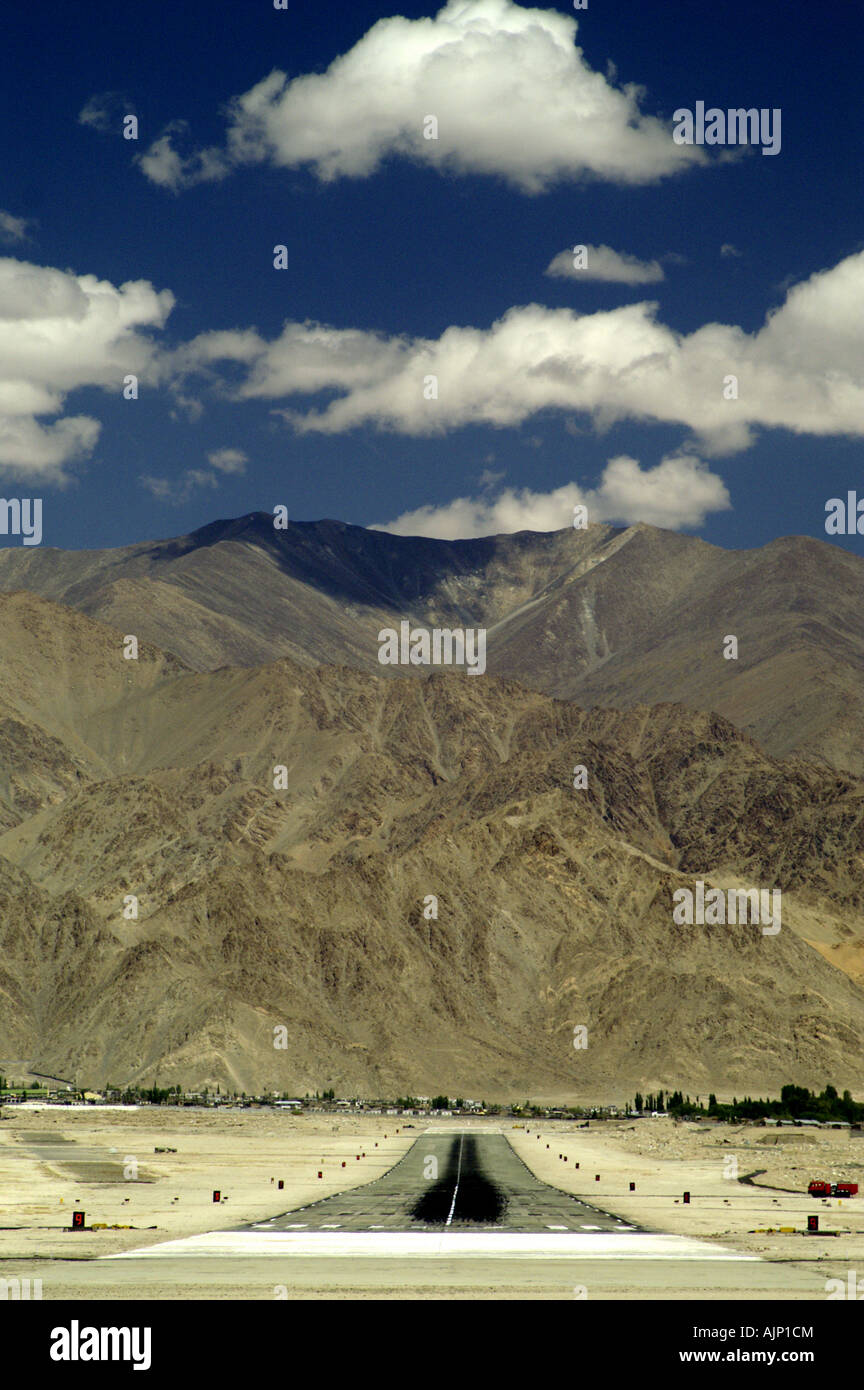 Start-und Landebahn des Flughafens von Leh in Ladakh, Himalaya, Indien. Weltweit höchste Verkehrsflughafen. Stockfoto