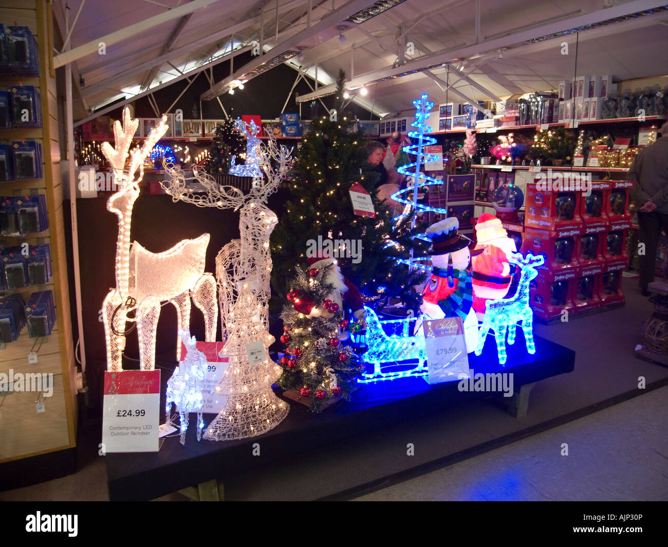 Weihnachts-Dekorationen auf dem Display in UK Gartencenter Stockfoto