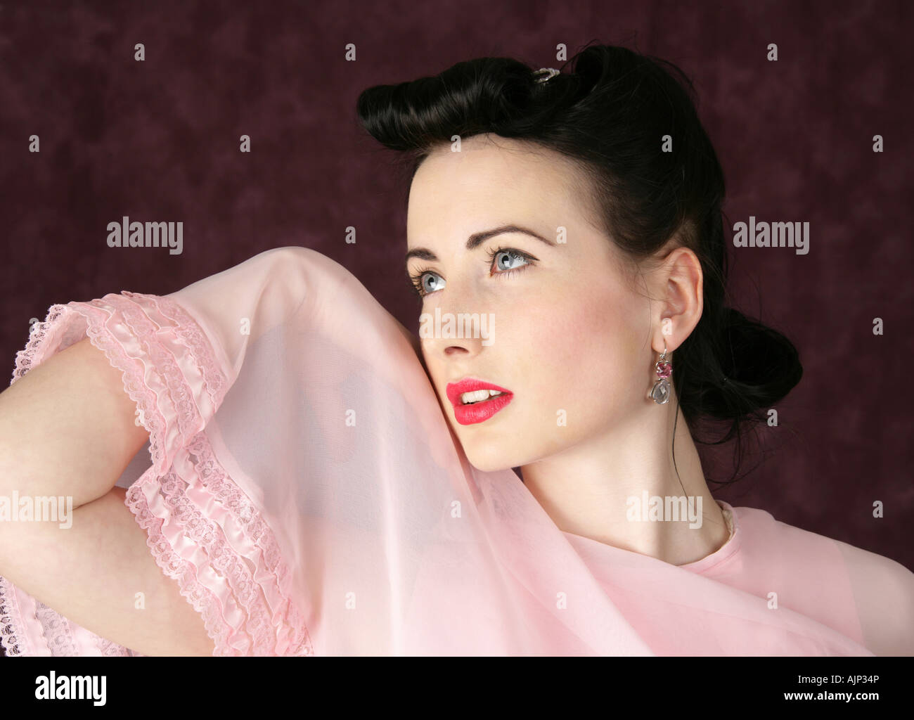Pin Up Girl im rosa Kleid Stockfoto