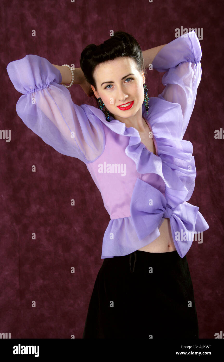 Ein Pin Up Girl in einem lila Bluse Stockfoto