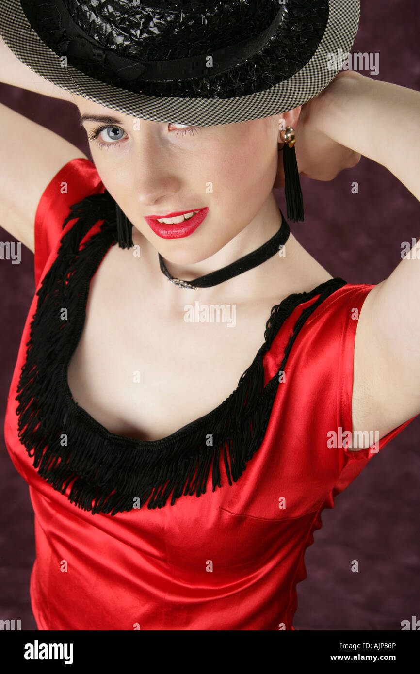 Ein Pin Up Girl in einem schwarzen Hut und roten Kleid Stockfoto