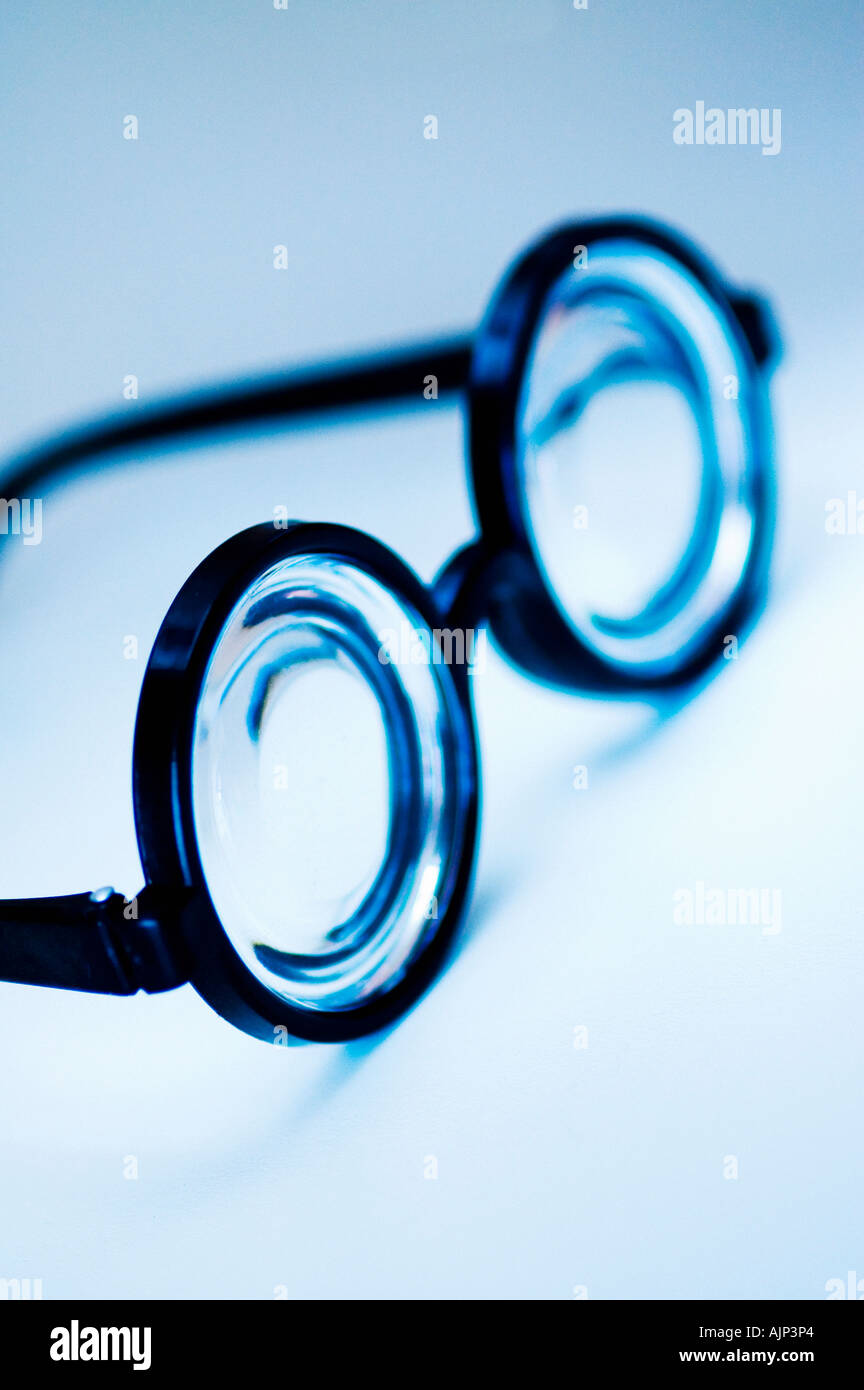 NERD AUGEN BRILLE AUF BLAUEM HINTERGRUND Stockfoto