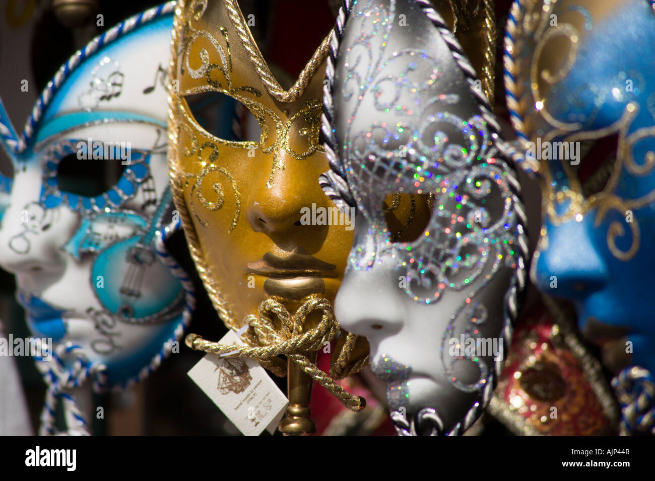 Italien Venetien Venedig bunt gestrichenen Souvenir Karnevalsmasken zum Verkauf. Stockfoto