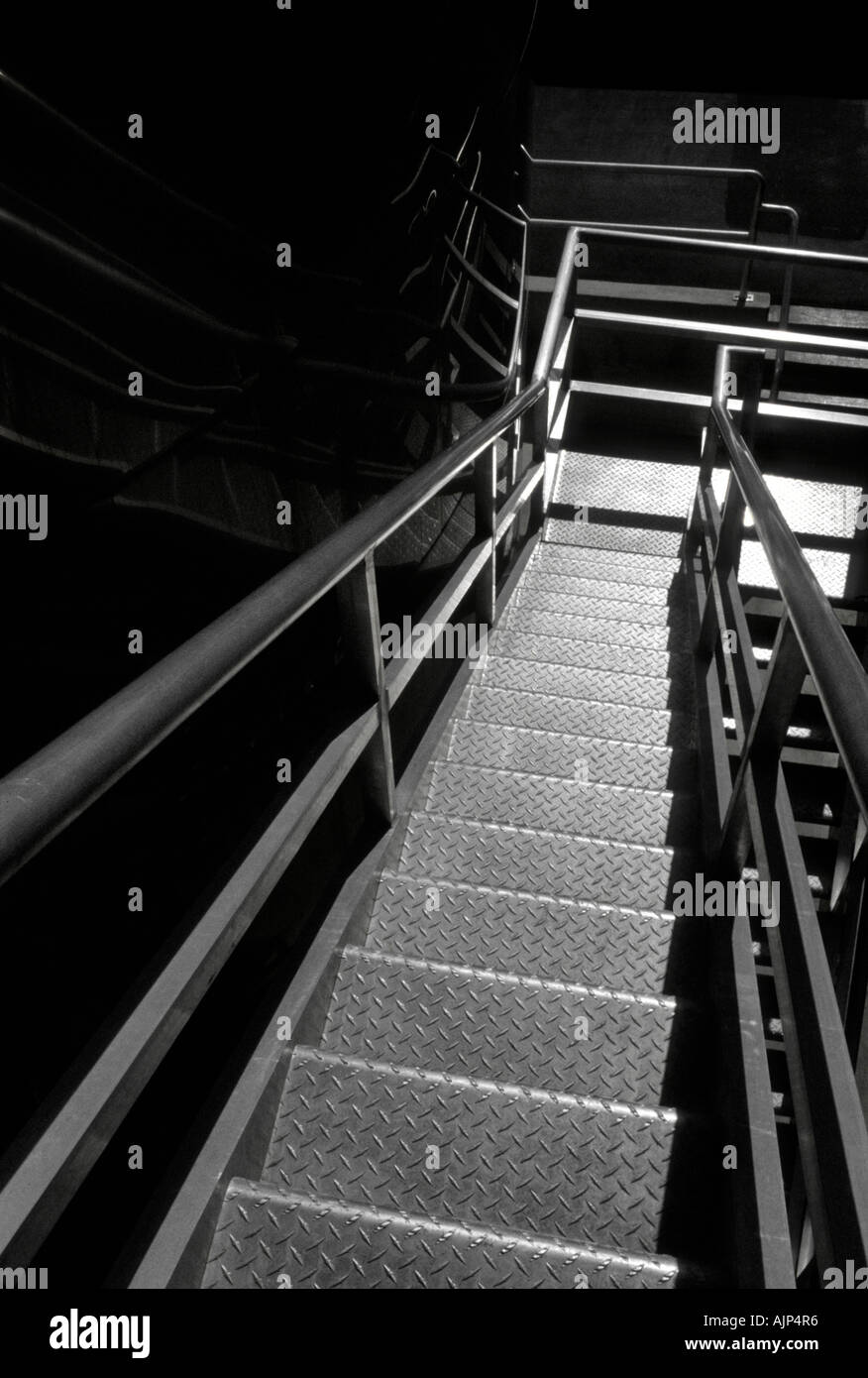 Eine hell beleuchtete Metall Treppe führt nach unten Stockfoto
