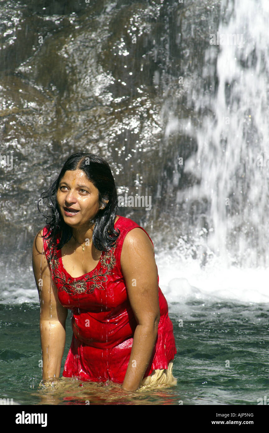 Korpulente Junge Indische Frau Baden Im Freien Unter Wasserfall 