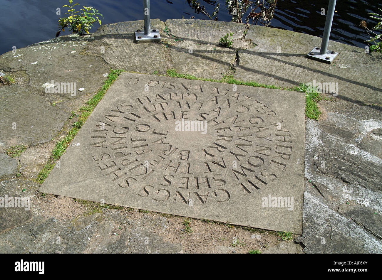 Stein mit Inschrift auf Water of Leith Gehweg Stockfoto