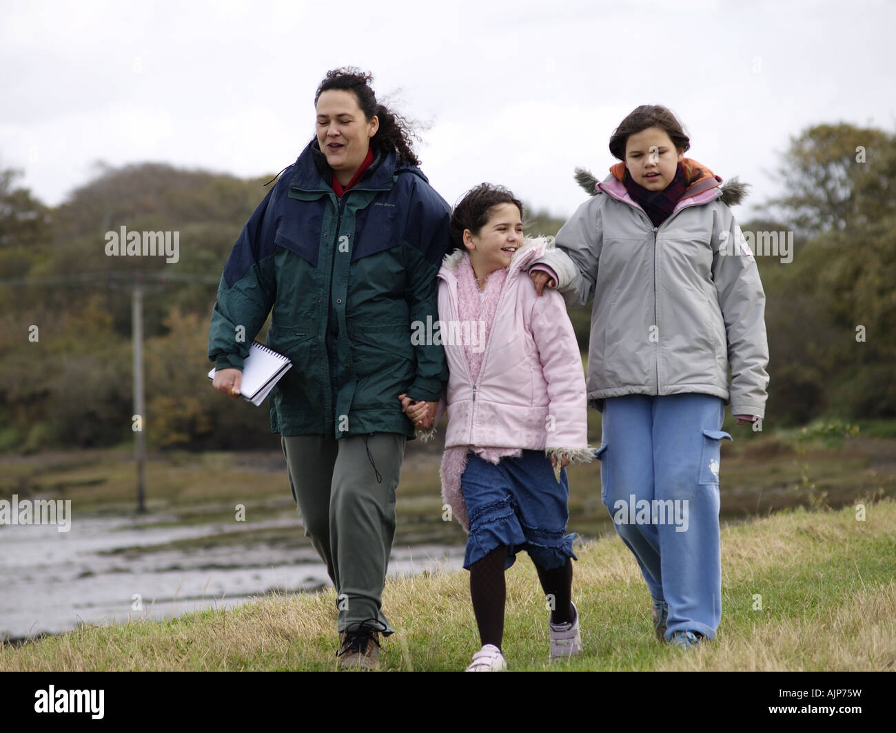 Mutter und ihre zwei Töchter, ein Spaziergang an einem kalten Herbsttag Stockfoto