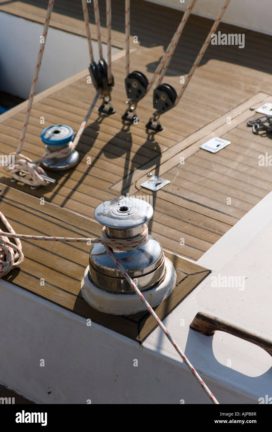 Winde auf dem Deck der Yacht UK Stockfoto