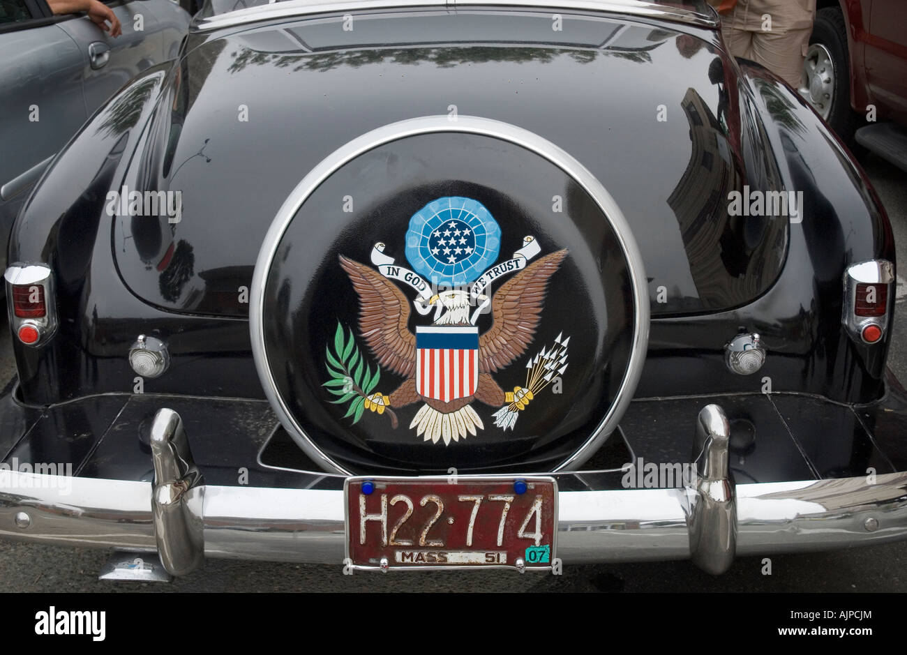 Ein Chevrolet De Luxe von der Rückseite der Reserverad-Abdeckung hat der amerikanische Adler-emblem Stockfoto