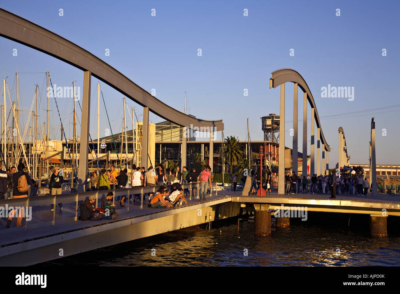 Barcelona Hafen Vell Rambla de Mar Gehweg Massen bei Sonnenuntergang Stockfoto