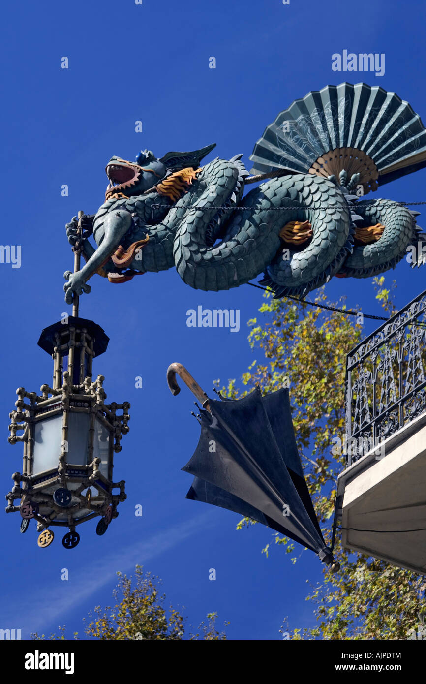 Barcelona Ramblas Art Deco Drachen mit Laterne Schirm Shop an einem Haus Fassade hängen Stockfoto
