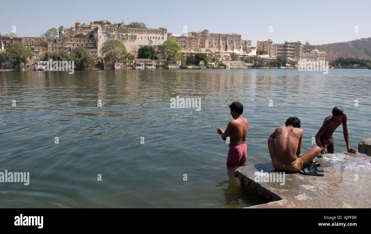 Männer waschen im Pichola-See, Udaipur, Indien Stockfoto