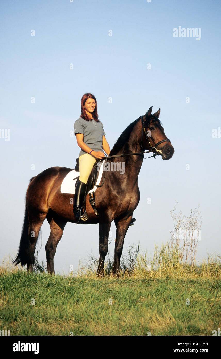 junge Frau mit einem Pferd Stockfoto