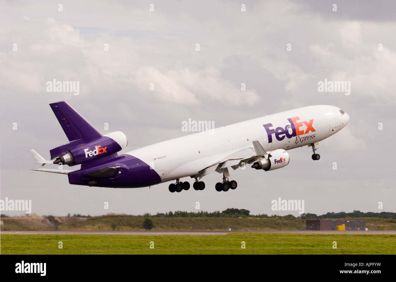 N593FE Federal Express FedEx McDonnell Douglas MD11F Taking off von London-Stansted Stockfoto