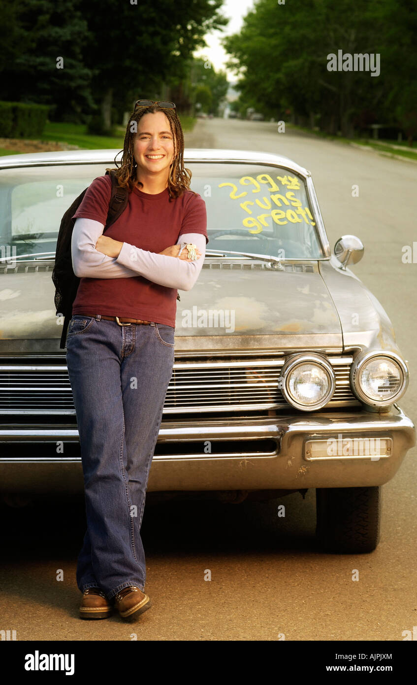 Junge Frau ein Retro-Auto gelehnt Stockfoto