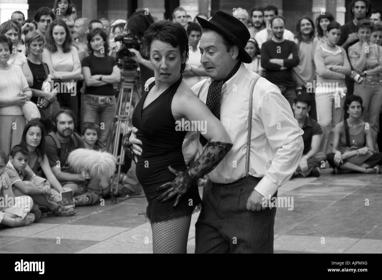 Tango-Tänzer in einer zeitgenössischen Tanz & Theater Straßenfest.  Plaza San Pedro Nolasco, Zaragoza, Aragón, Spanien. Stockfoto