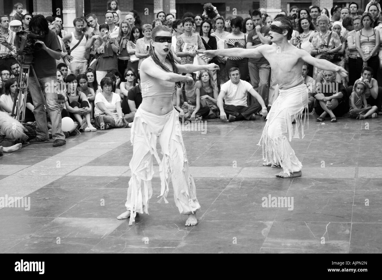 Tänzer in einer zeitgenössischen Tanz & Theater Straßenfest.  Plaza San Pedro Nolasco, Zaragoza, Aragón, Spanien. Stockfoto