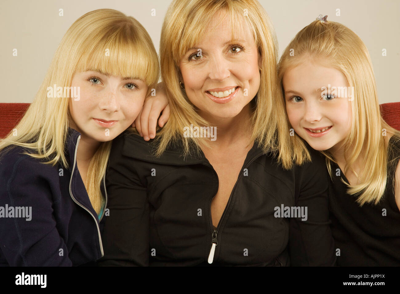 Porträt einer Mutter mit zwei Töchtern Stockfoto