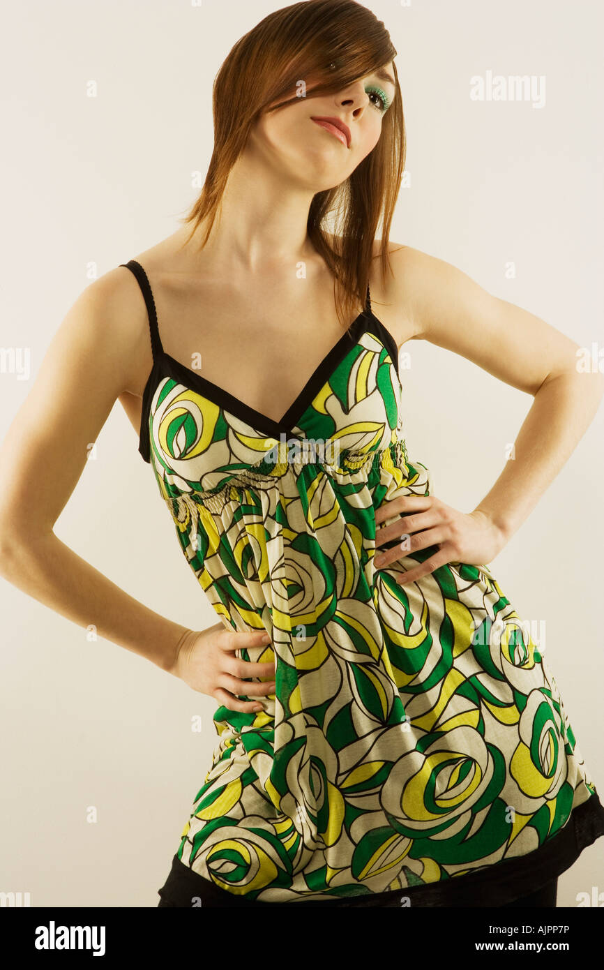 Junge Frau Modellierung Retro-Muster Babydoll-Kleid Stockfoto