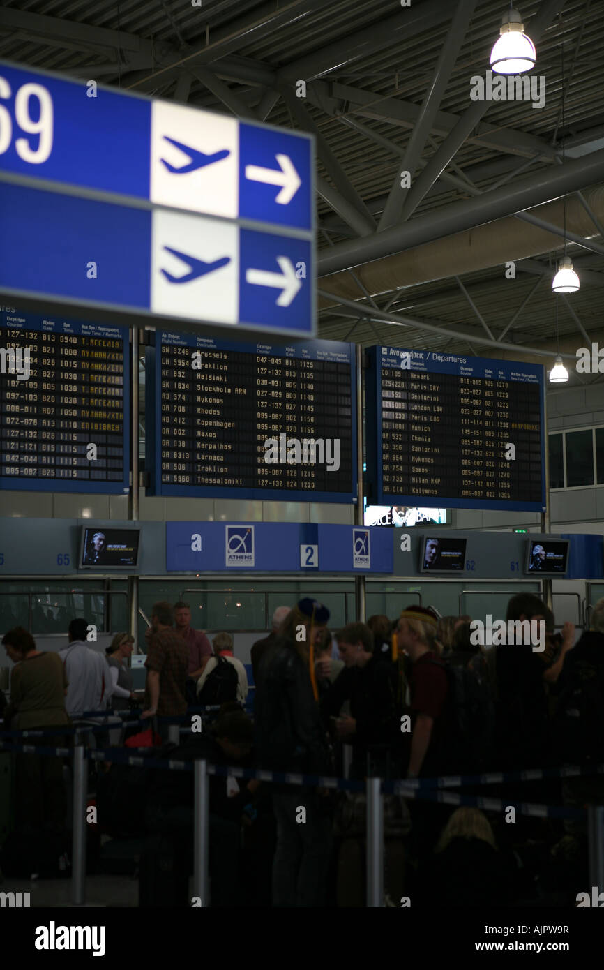 Passagiere beim Check-in Schreibtische von Eleftherios Venezelos internationalen Flughafen Athen liegt der Fokus auf der Anzeigentafel. Stockfoto